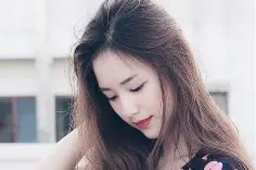 天价穿搭引全网哗然！梅根单品溢价离谱带货人设彻底翻车遭全网质疑